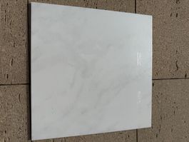 Neue weisse Bodenplatten für Innen