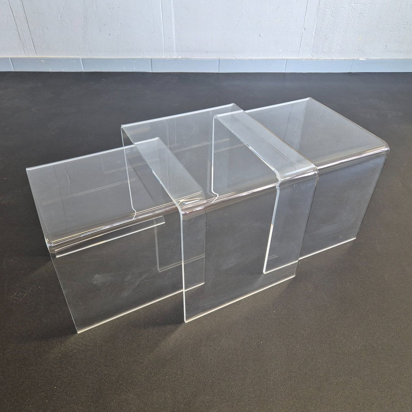 Tische: 3er Set 1980 Plexiglas Acryl Coffee-Table Beistelltisch – Gebraucht aus Nottwil von Wondewa-Shop 1