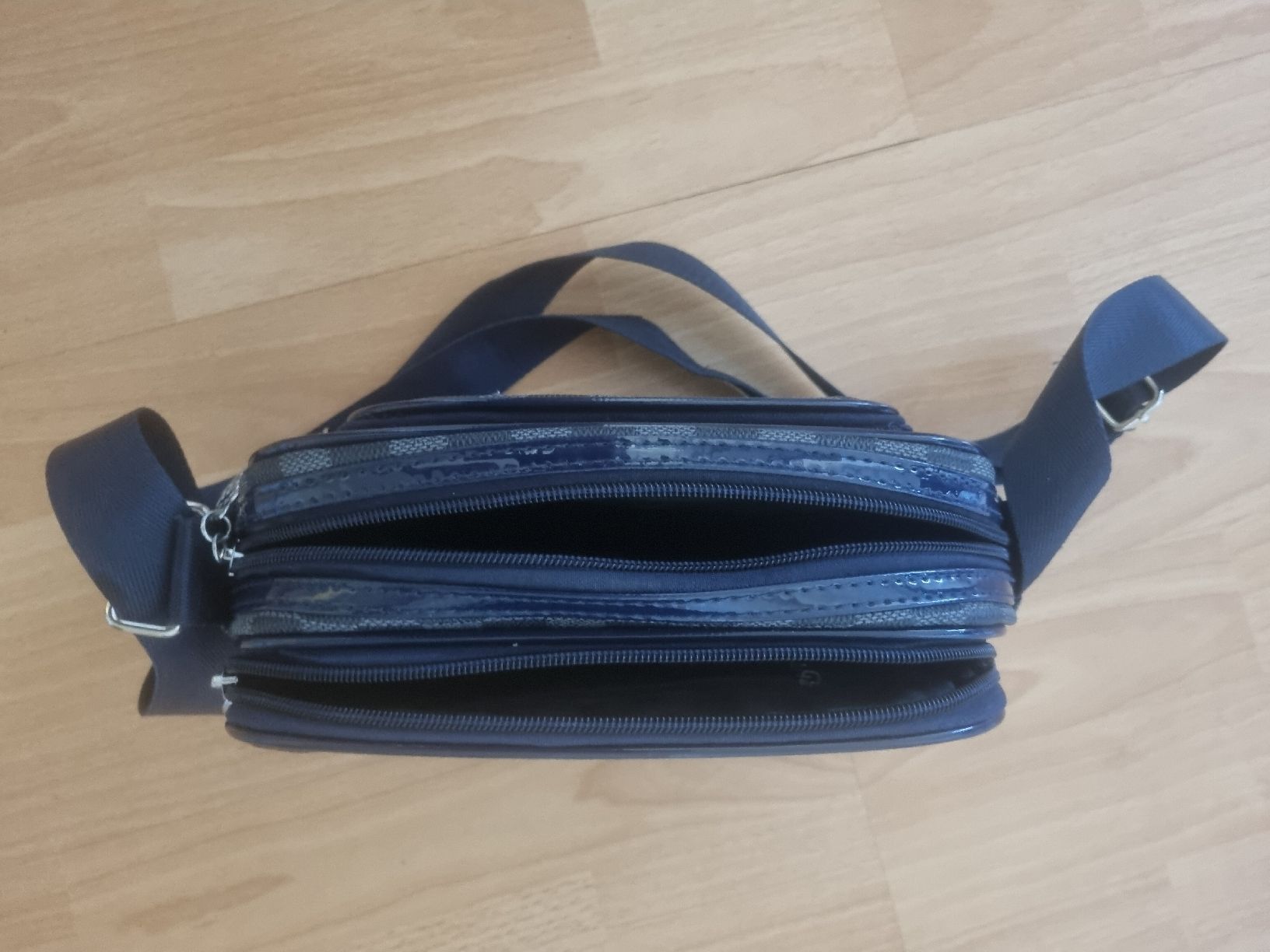 Taschen für Damen: Geräumige Umhängetasche mit vielen Fächern – Gebraucht aus Langnau am Albis von bro_lh5f 4