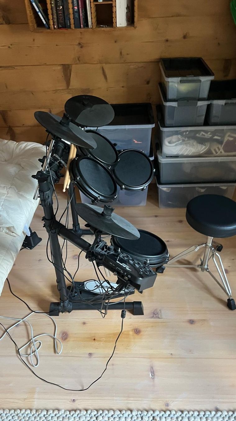 Alesis Strumenti musicali: Alesis Turbo Mesh Kit - E-Drum Set mit Hocker und Kopfhörer – Usato da Vilters venduto da kid_calypso 1