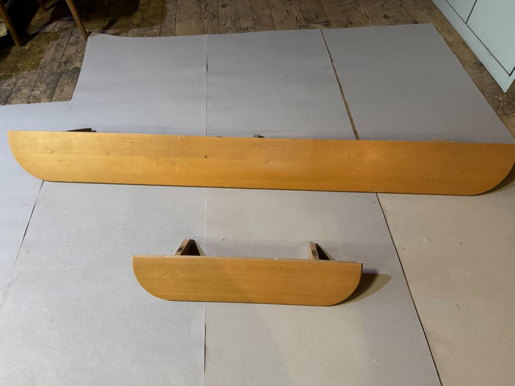 Holzartikel: 2 Holztablare – Gebraucht aus Goldiwil (Thun) von kentbarclay