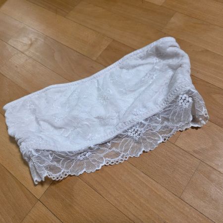 Weißes Spitzentop – romantisch & feminin