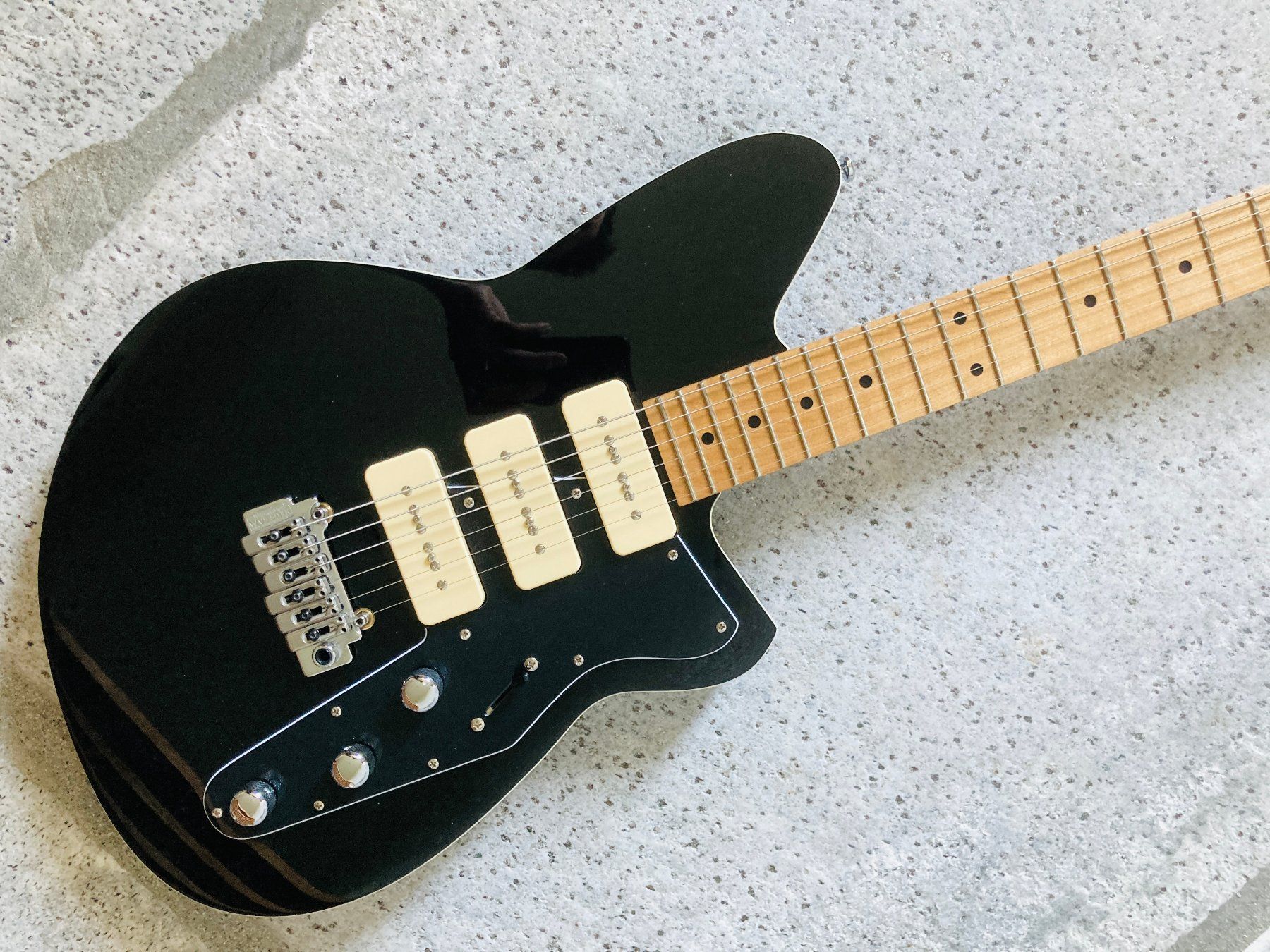 Musikinstrumente: Reverend Jet Stream 390 e-Gitarre in Schwarz – Gebraucht aus Thalwil von phildip