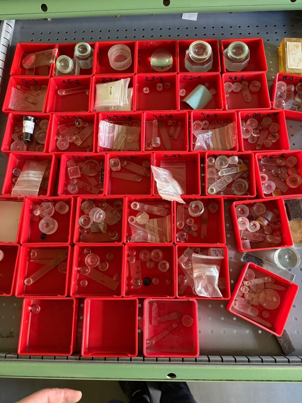 Tutti gli attrezzi: Optik Linsen Sortiment in Kunststoffboxen gebraucht – Usato da Buchs AG venduto da Werkstatt-Shop