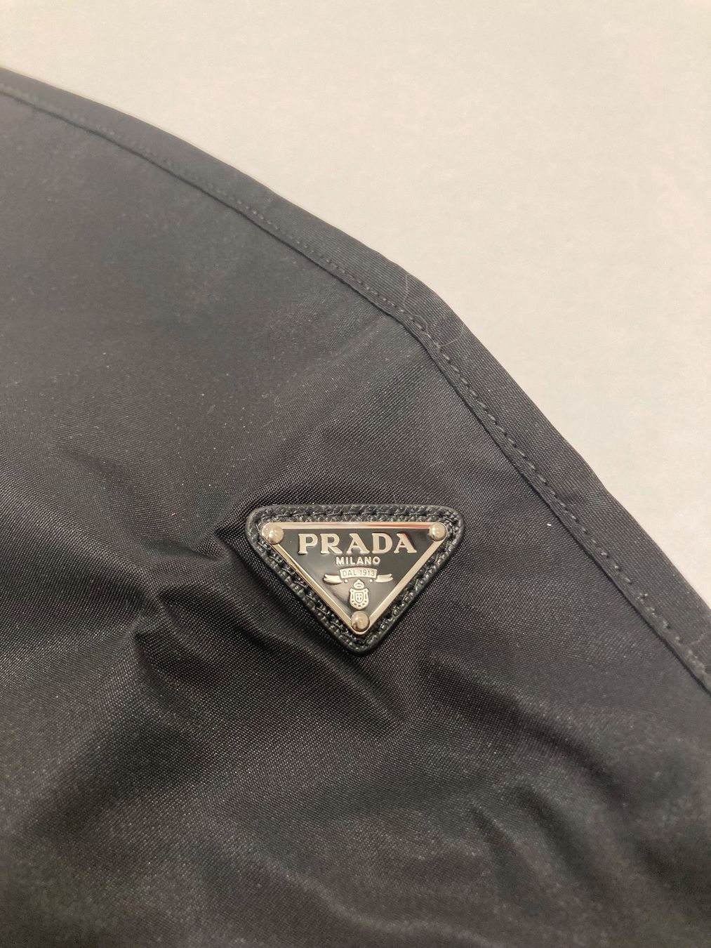 Prada Copricapi, berretti & cappellini: Prada cappuccio unisex (NEW) – Nuovo e nell'imballaggio originale da Paradiso venduto da Kayakara 5