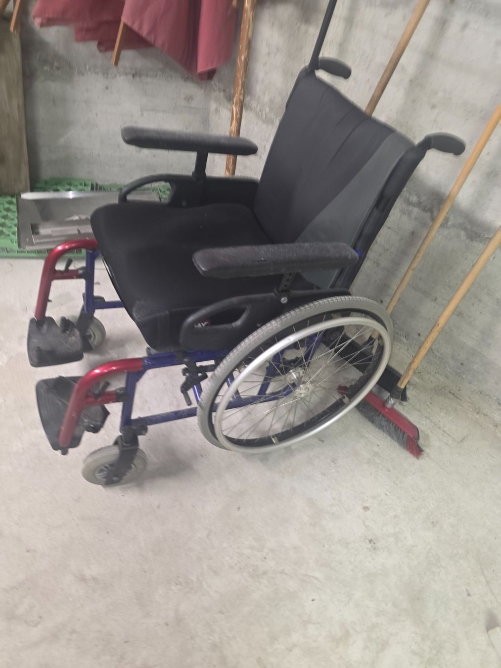 Chaises roulantes: Chaisse roulante – D'occasion à chippis par gabriel.silva