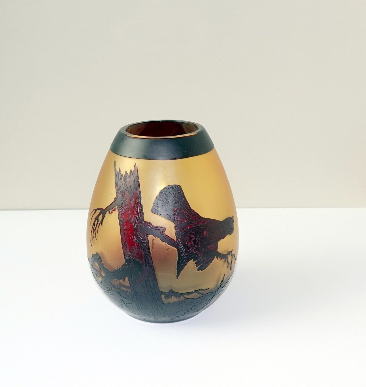 Vase & Récipients: Antike Überfangvase von Harrach – D'occasion à Brunnen par brocundfloh