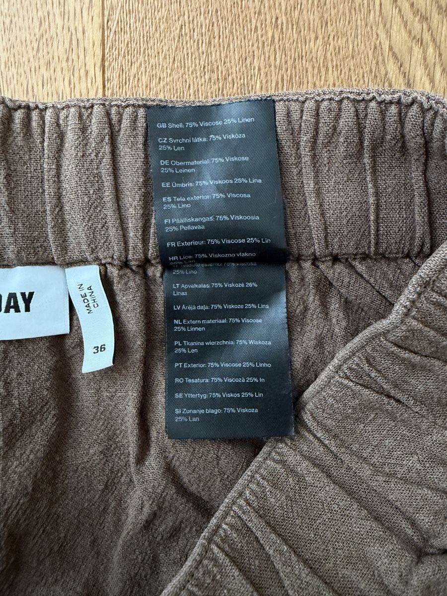 Weekday Hosen: Weekday - Shorts, Gr. 36 – Gebraucht aus Interlaken von fbnscl 2