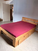 Doppelbett aus Massivholz mit Schubladen gebrauchter Zustand