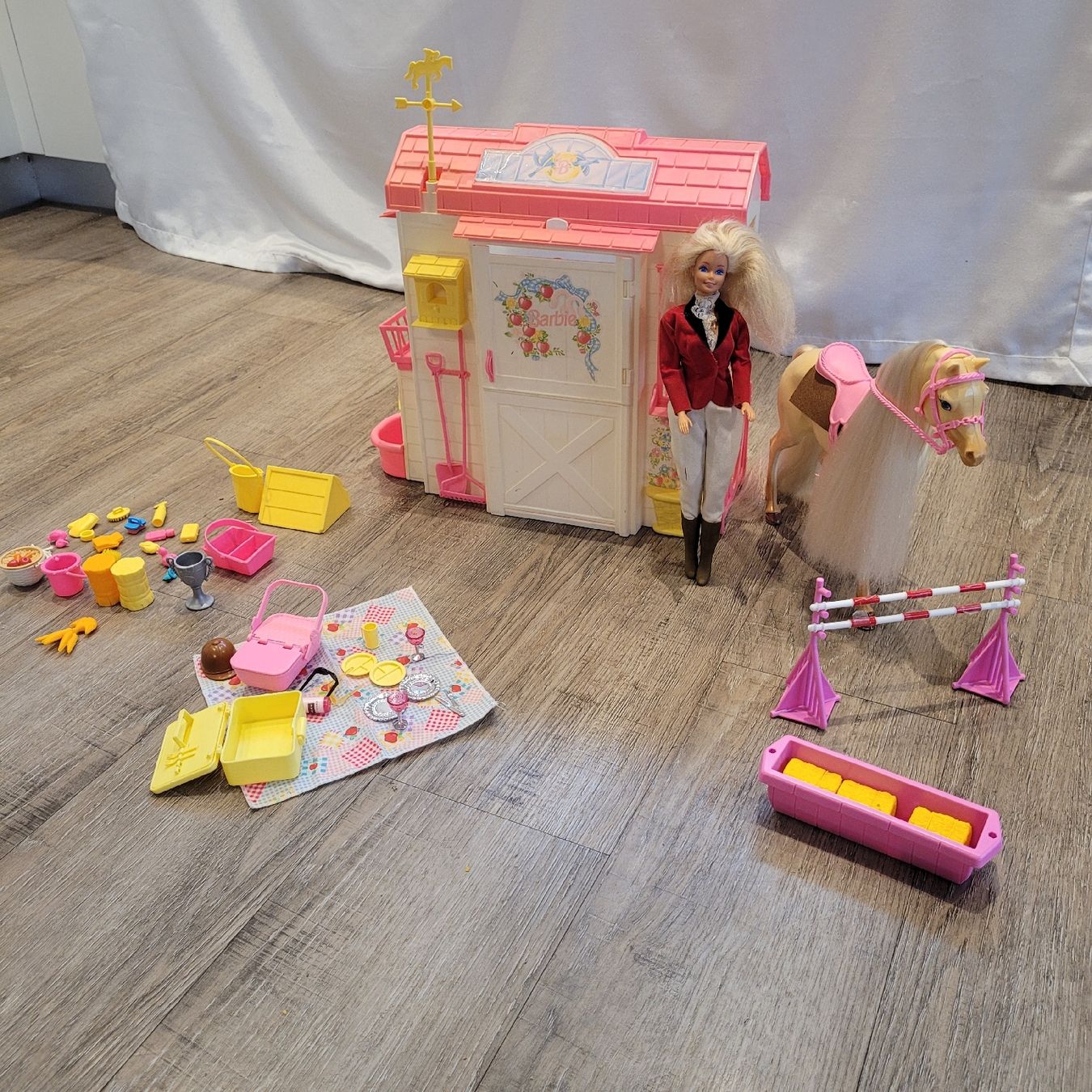 Giocattoli: Barbie Pferd Picknick, Stall Leckermäulchen Set – Usato da Niederbuchsiten venduto da klengyel