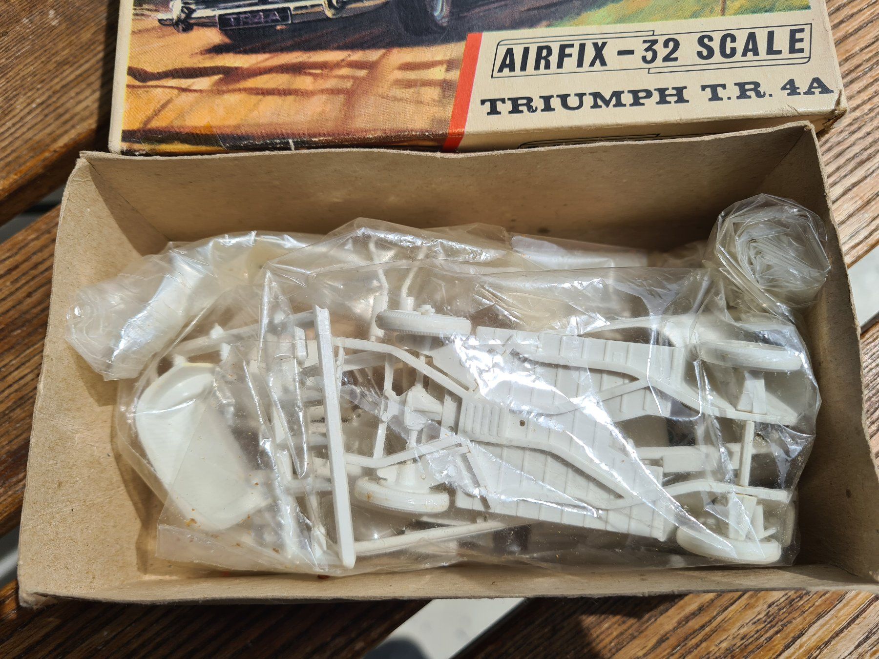 Triumph Modellini d'auto: AIRFIX 32 SCALE Triumph TR4A – Usato da Basel venduto da Solarbebop 3