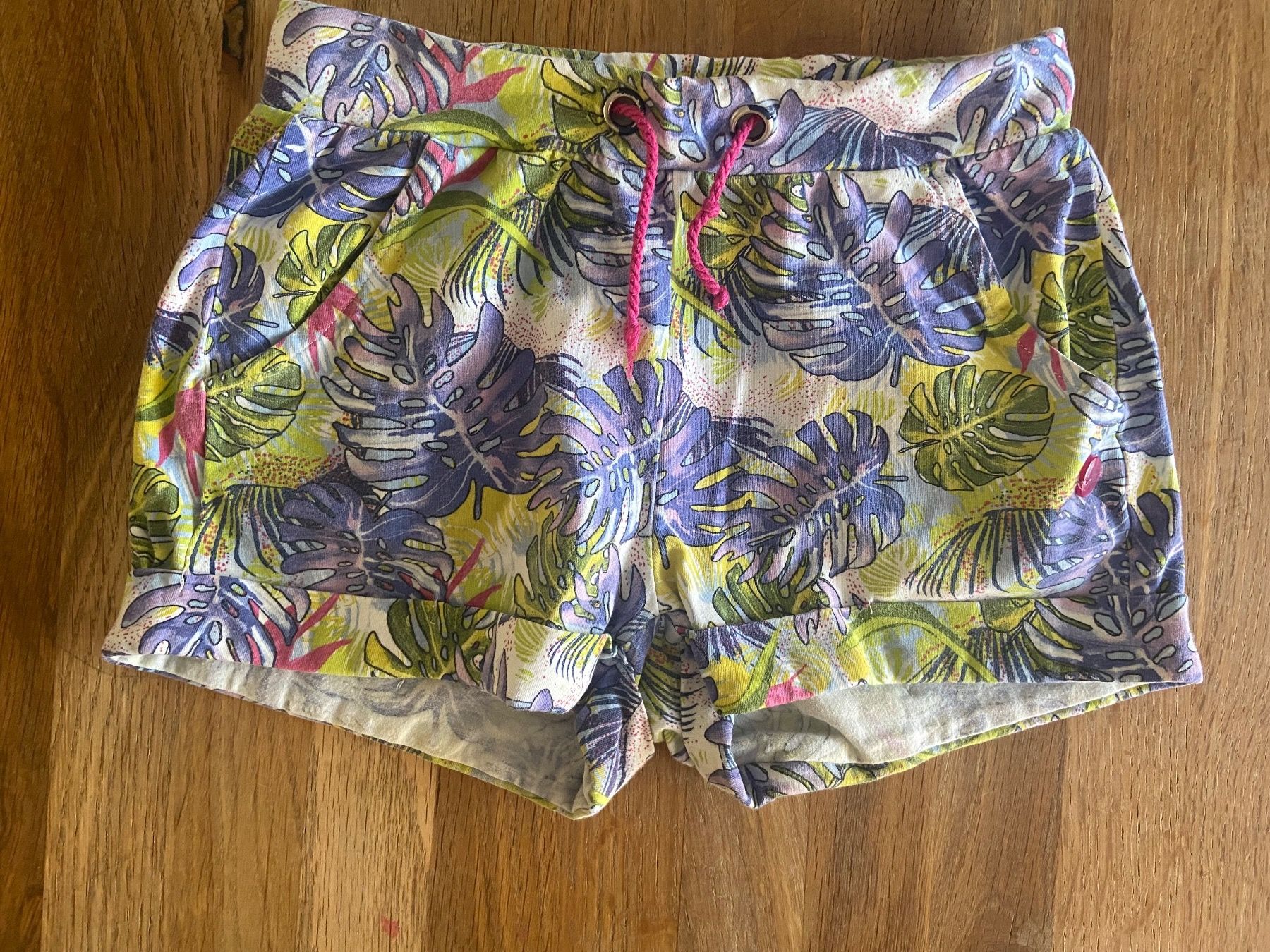 Pantaloni: Mädchen-Shorts JUNGLE, 122/128cm, Baumwolle, BRIEF – Usato da Bassersdorf venduto da jgo_9mfk