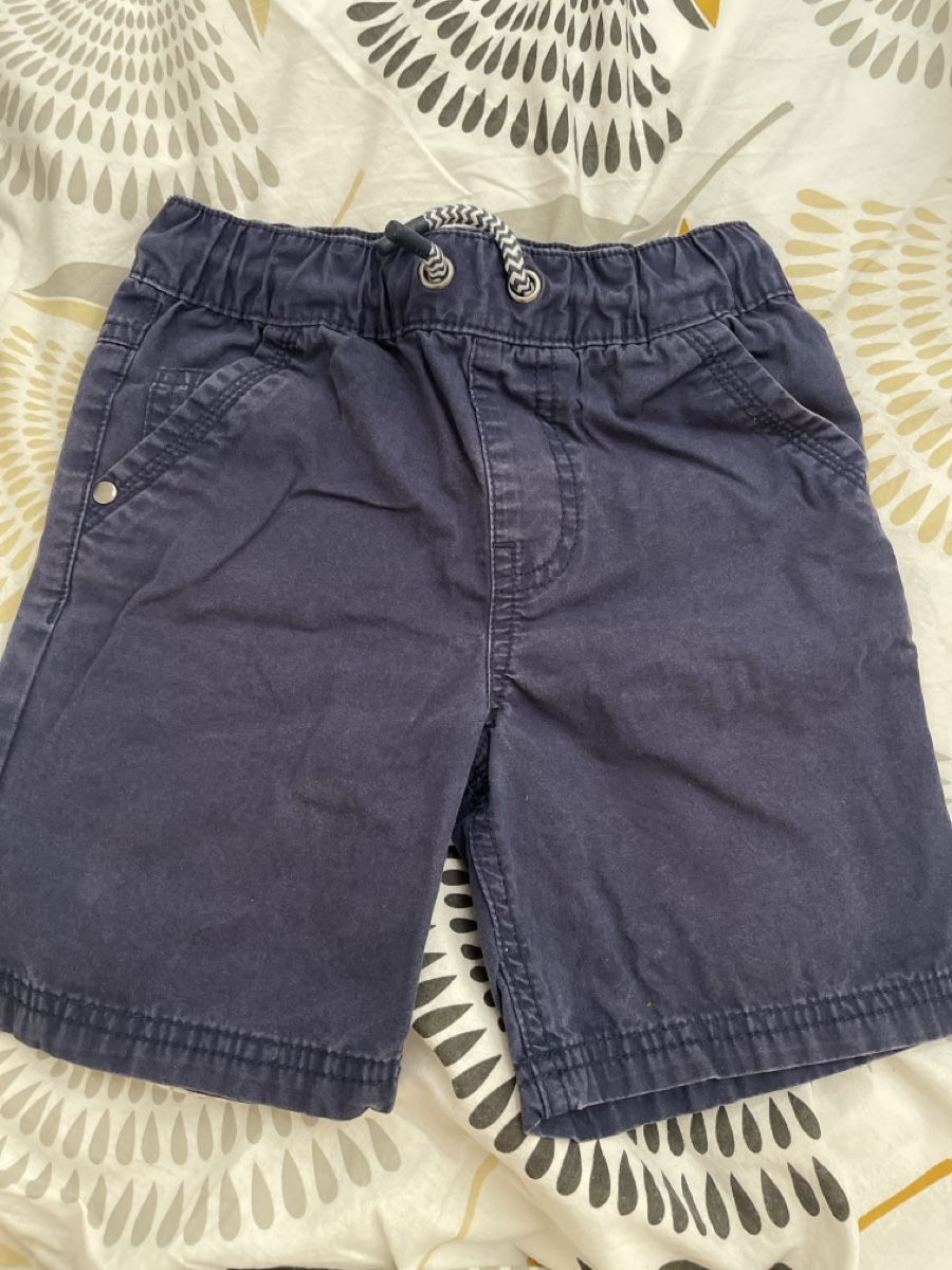 Pantaloni: Short enfant 5-6 ans – Usato da MARLY venduto da AISLEE