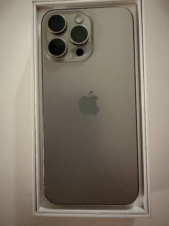 Telefoni cellulari / Smartphones: iPhone 15 Pro Max 256Go – Usato da Prilly venduto da Cbaika 1