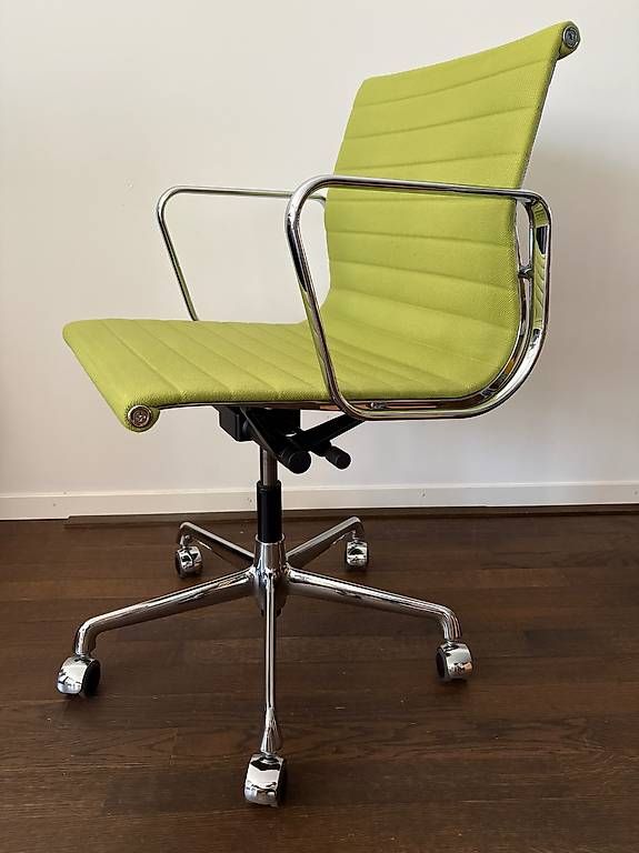 Vitra Sedie: Vitra Aluminium Chair EA 117 – Usato da Zürich venduto da _garage_sale 1