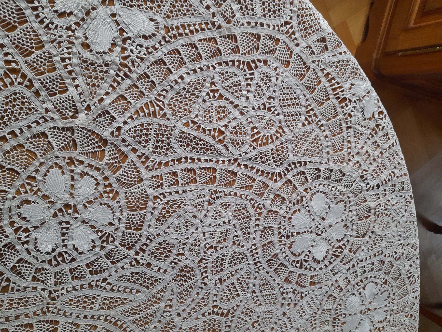 Coperte: ANTIKE GROSSE SPITZENTISCHDECKE, HANDARBEIT  250x170 – Nuovo (secondo la descrizione) da Lenzburg venduto da mayfair02 5