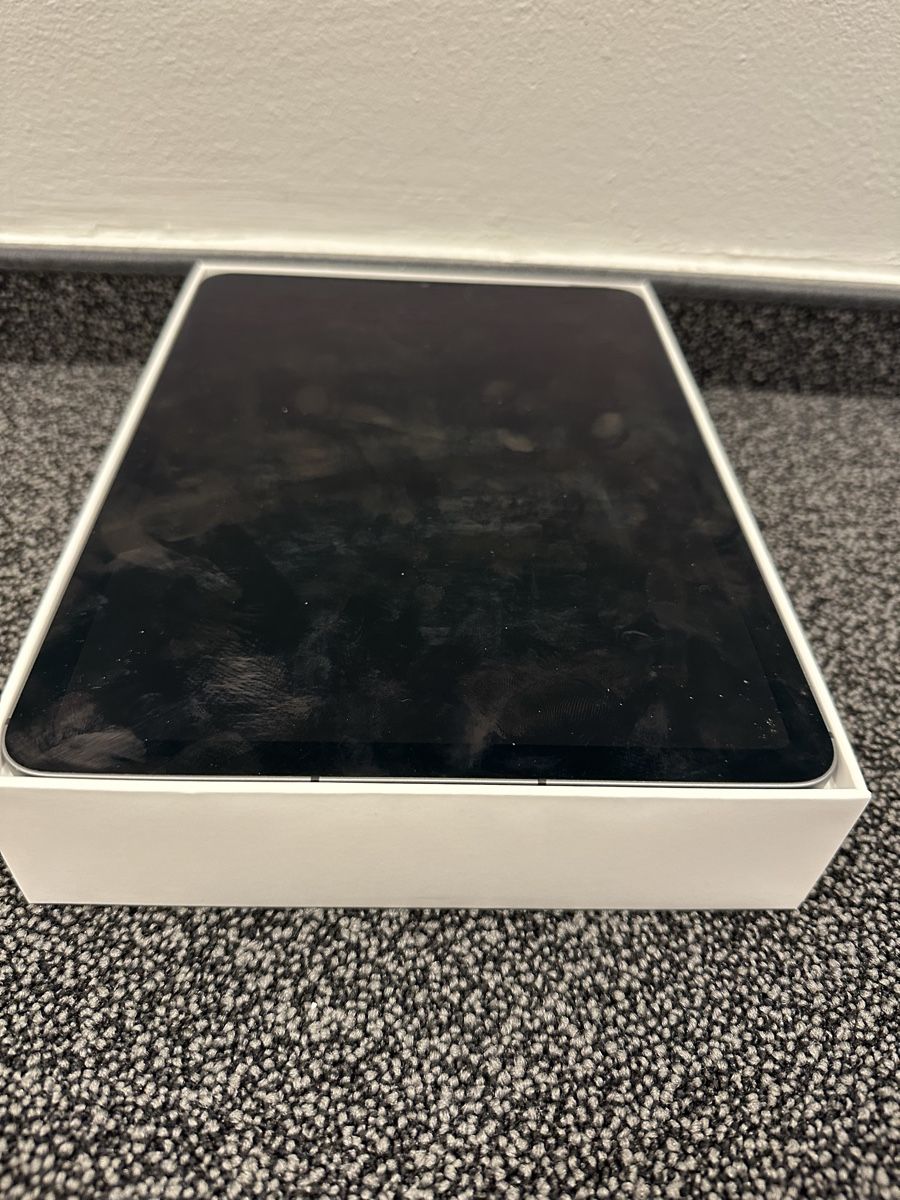 Apple Tablet PC: Ipad Air wifi and cellular 2022 – Usato da Horgen venduto da Nathalie.Alicia 1