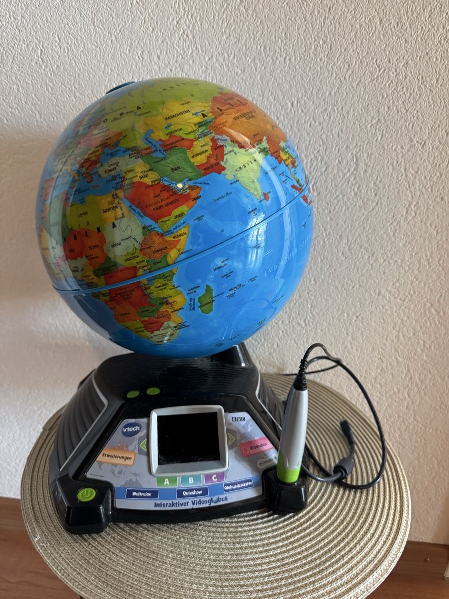 Autres décorations & accessoires: VTech interaktiver Videoglobus mit Bildschirm – D'occasion à Balsthal par Narulya