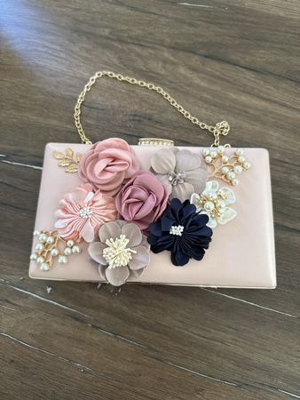 Abendtasche rosa mit Blumenapplikation und Kette guter Zusta