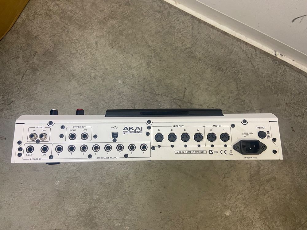 Akai Strumenti musicali: Akai MPC 2500 (Carbon) – Usato da Zürich venduto da Ghosthall-Studio 1