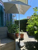 Kleiner Sonnenschirm mit Granitsockel