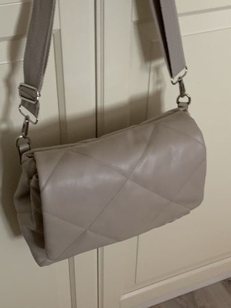 Schicke Umhängetasche in Taupe – Top Zustand!