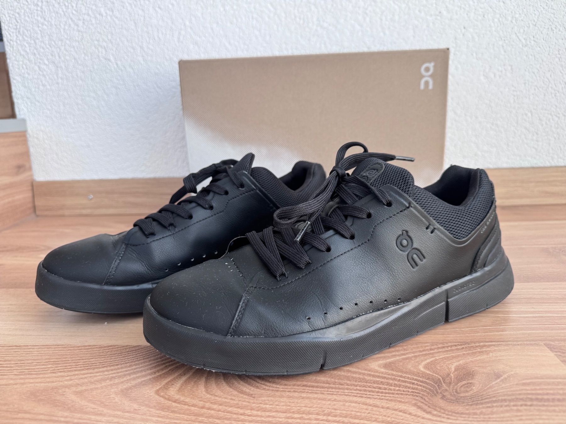 On Scarpe da uomo: On The Roger Advantage, all black, Grösse 43 – Usato da Thun venduto da Dvddealer