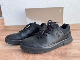 On The Roger Advantage, all black, Grösse 43