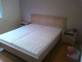 Bett 180x200 cm + 2 Nachttischen und mit latten Rost