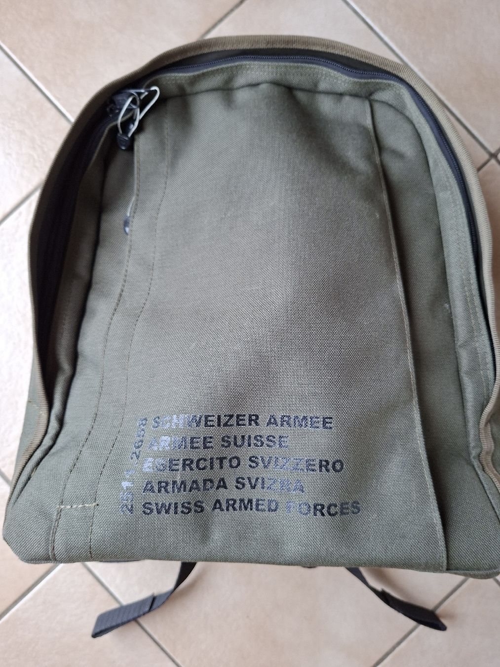 Schweizer Armee Zaini: Schweizer Armee Militär Rucksack – Usato da Schwanden Sigrisw venduto da len_9yqg
