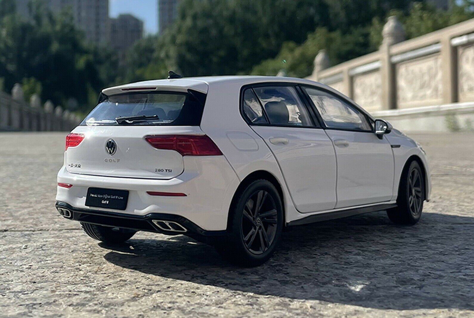 Volkswagen Modellautos: VW GOLF 8TH 2020 WEISS 1:18 PAUDI – Neu und originalverpackt aus Suhr von Moebelsiralfred 2