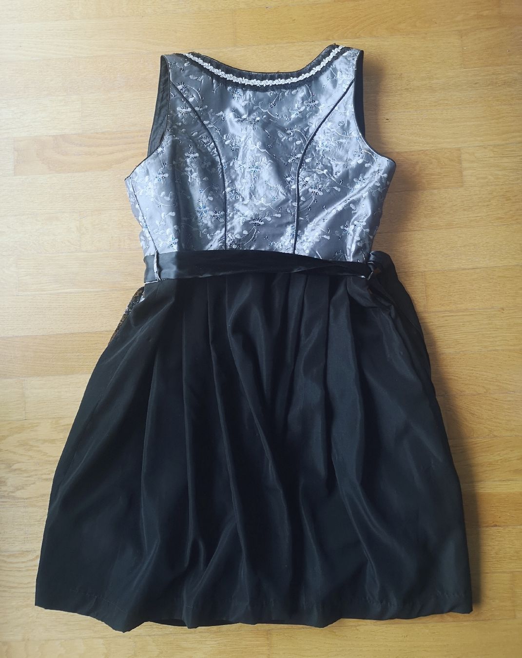 Vestiti: schönes Marjo Dirndl Gr. 44 schwarz, grau, silber – Usato da Niederbipp venduto da kevintifu20 1