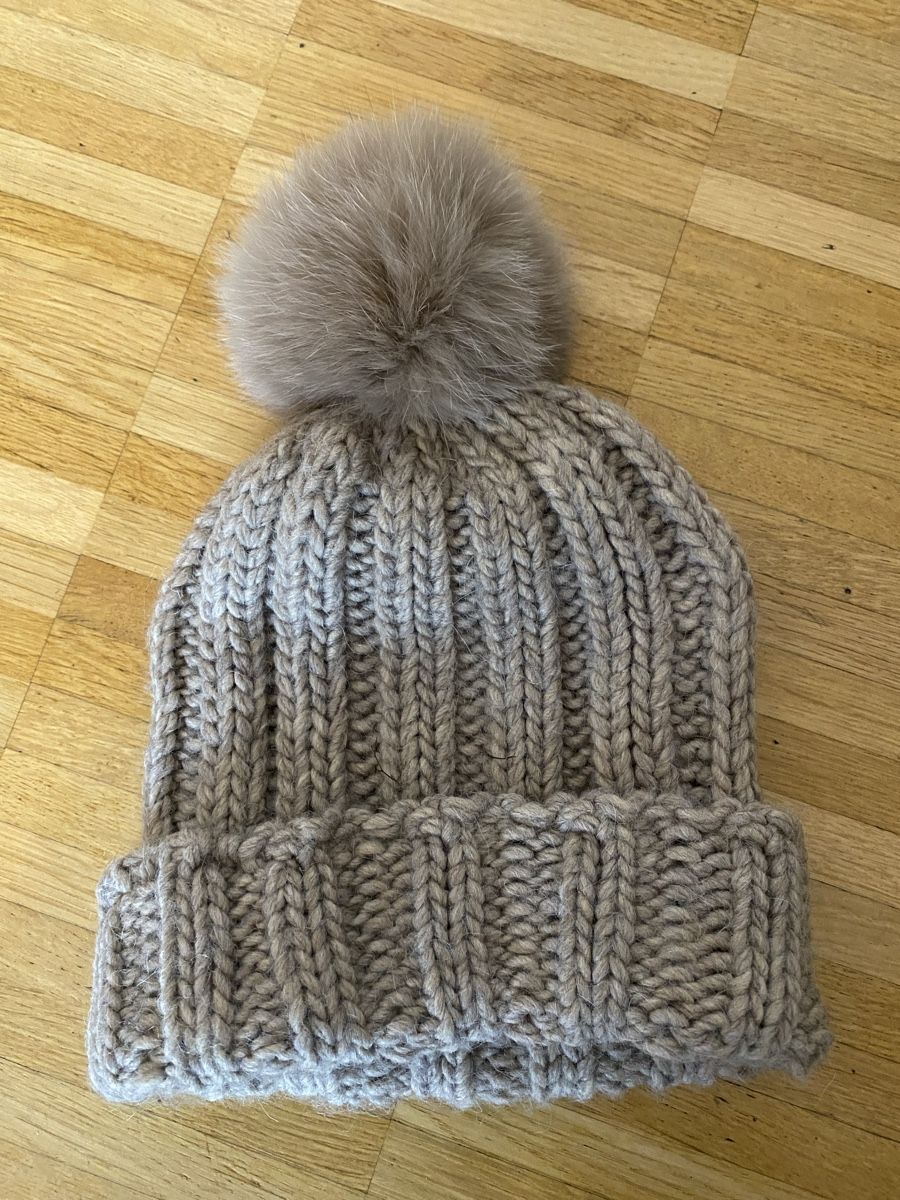 Chapeaux, bonnets & casquettes: NEU!!! Strickkappe mit Fellbommel – Neuf (Voir description) à Aesch BL par Gamazoru