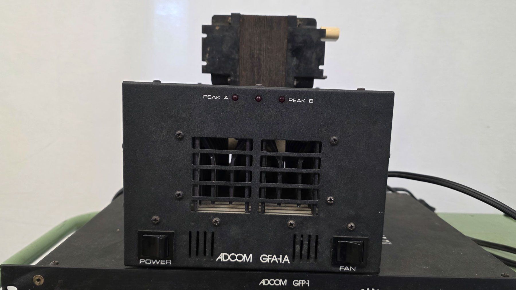 Amplificatori: ADCOM GFP-1 & GFA-1A mit Trafo - Ref. 08/15 – Usato da Au ZH venduto da BrockiAu 2