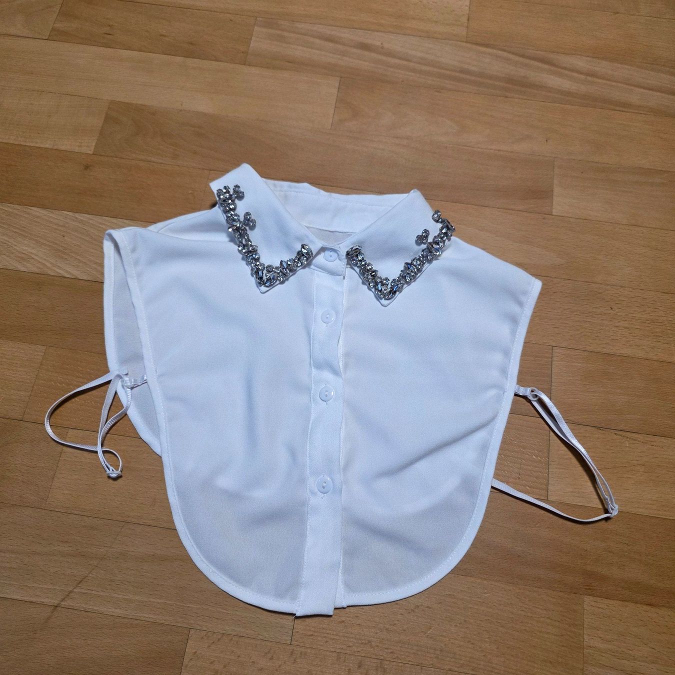 Tops: Zierkragen weiß mit Strass one size – Gebraucht aus Wald ZH von CapLux 5