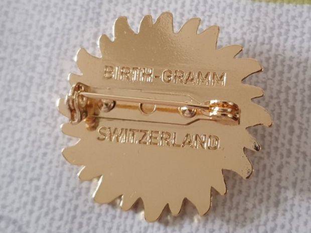 Broschen & Nadeln: Goldene Brosche Sonne von Birth-Gramm – Gebraucht aus Winterthur von Natascha_1994 1