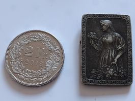 Broche commémorative Journée du costume + chanson Bern 1925