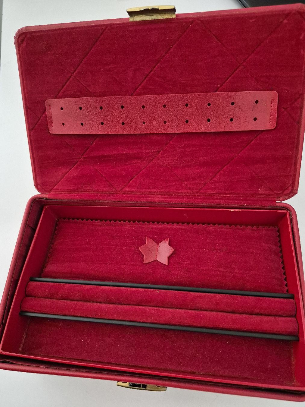 Catenine: Coffret a bijoux +1 collier – Usato da Bern venduto da dasgesuchtobjekt 1
