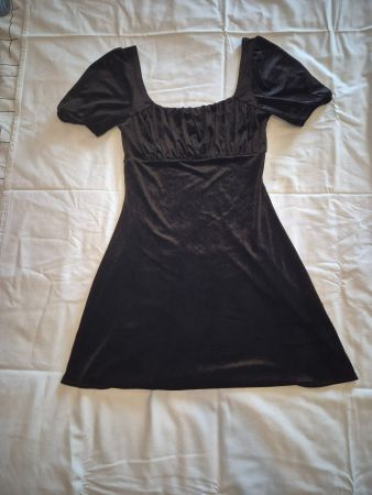 👗Robe noire en velours, idéale pour l'automne. Taille S.
