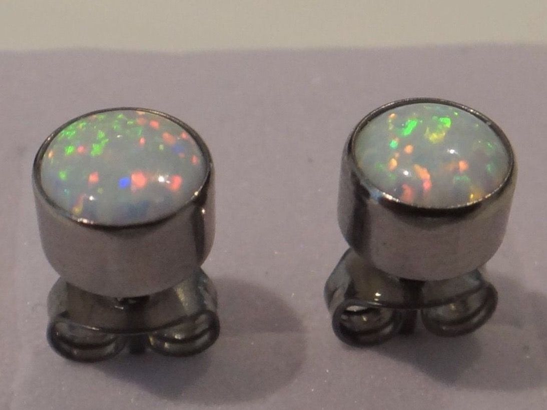 Orecchini pendenti & Orecchini a lobo: Ohrsteker aus Titanium mit Opalen – Nuovo e nell'imballaggio originale da Matten b. Interlaken venduto da kero71 1