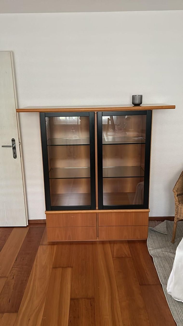 Vetrine: Vitrine mit Glastüren aus Nussholz – Usato da Eich venduto da des07