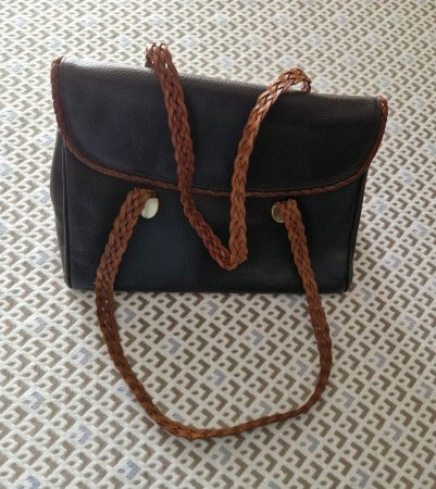 Ledertasche Schultertasche schwarz mit braunen Zopf-Schulter