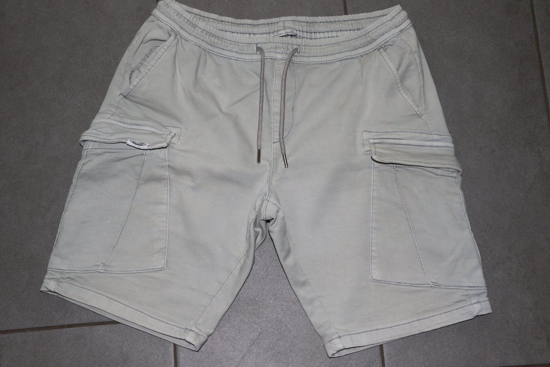 Pantaloni: Herren Jeansshorts Gr.M – Usato da Oberwil-Lieli venduto da Svetlana28