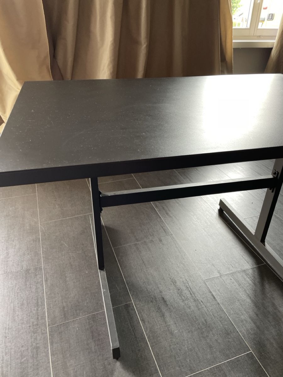 Tische: Metall Tisch  – Neu (gemäss Beschreibung) aus Jonen von taishathings