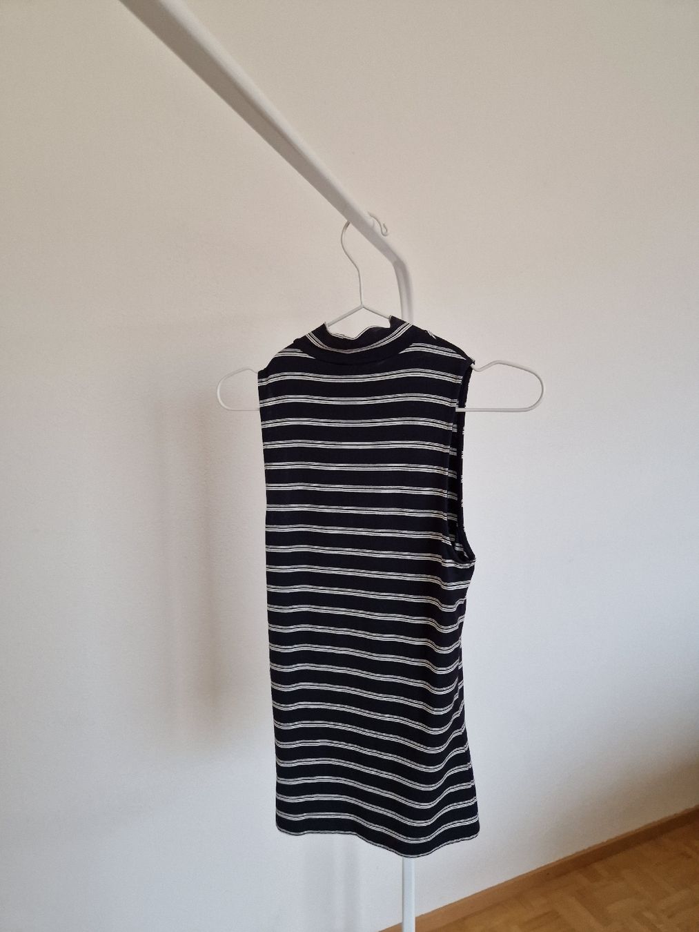 H&M Top: Gestreiftes Mockneck Top von H&M – Nuovo (secondo la descrizione) da Samstagern venduto da DatJulie 3