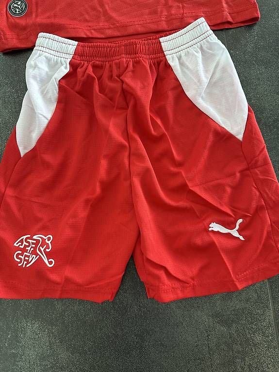 Schweizer Nati Scarpe, pantaloni & magliette da ginnastica: Schweizer Nationalmannschaft Kinder-Set Grösse 128 NEU – Usato da Auenstein venduto da Rebberg2014 2