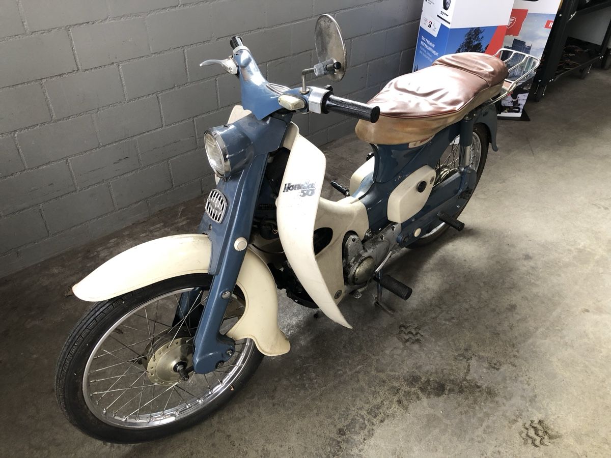 Honda Scooters: Honda C102 ab 1.- – Defekt aus Tschugg von  6