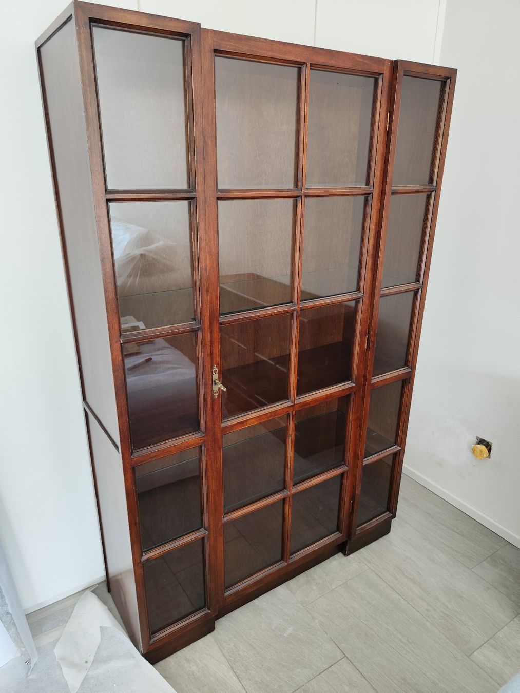 Vitrinen: Original Selva - Grosse Holzvitrine mit Tablaren aus Glas – Gebraucht aus Kloten von Swissisland