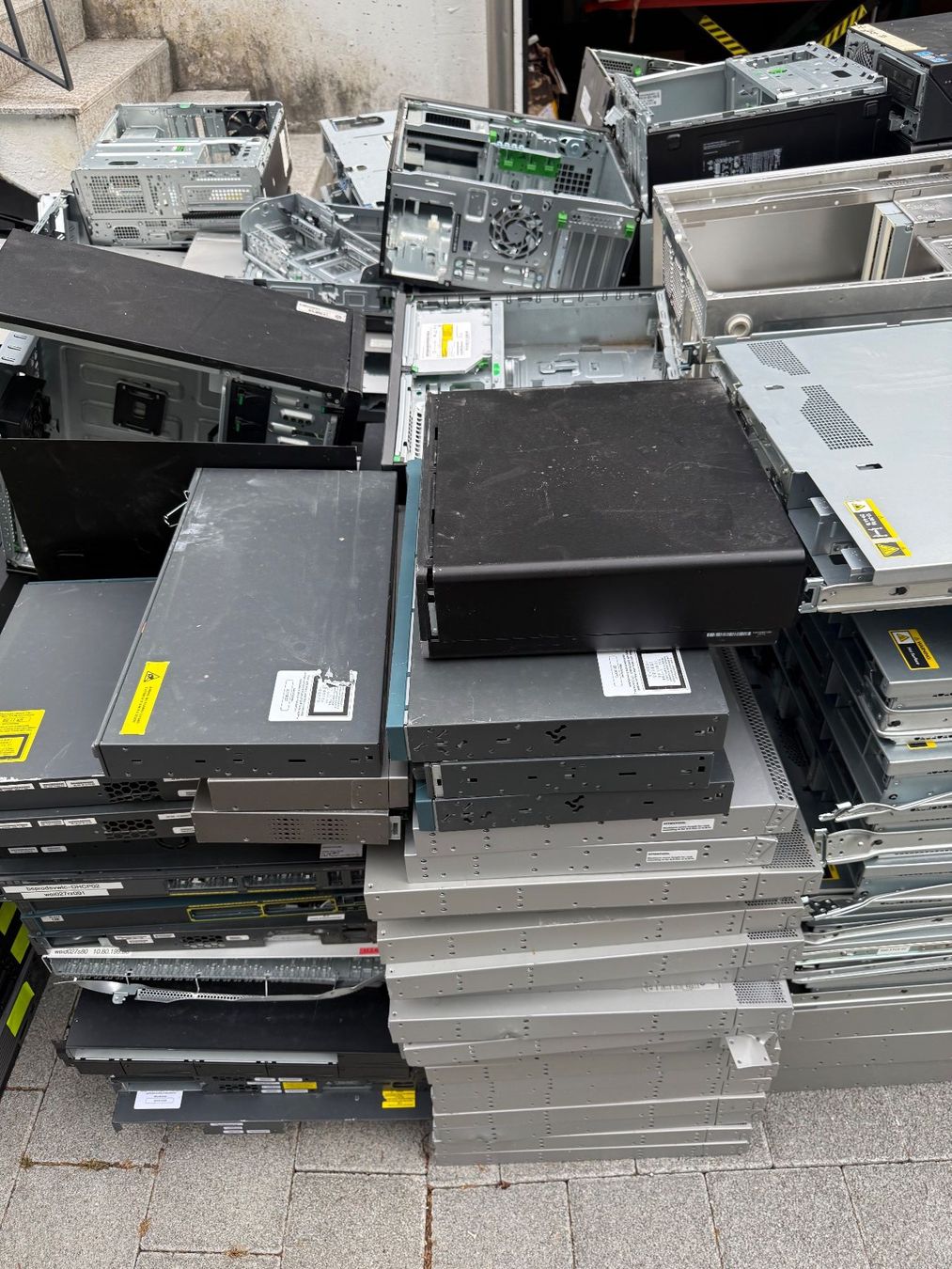 Custodie: Altmetall Server & PC Gehaeuse: ca. 1200 kg – Difettoso da Hägglingen venduto da money-4-tower 3