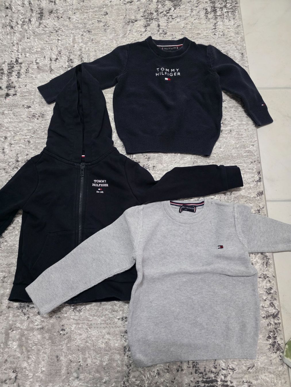 Tommy Hilfiger Lotti & Set di vestiti: 3 Pullover Tommy Hilfiger Kinder Grösse 98 – Usato da Scherzingen venduto da Benjanil